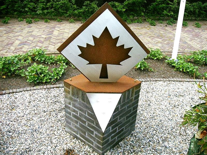 Monument Otterlo Maple Leaf